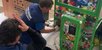 В Новороссийске очень любознательный мальчик решил узнать, как устроен автомат с игрушками